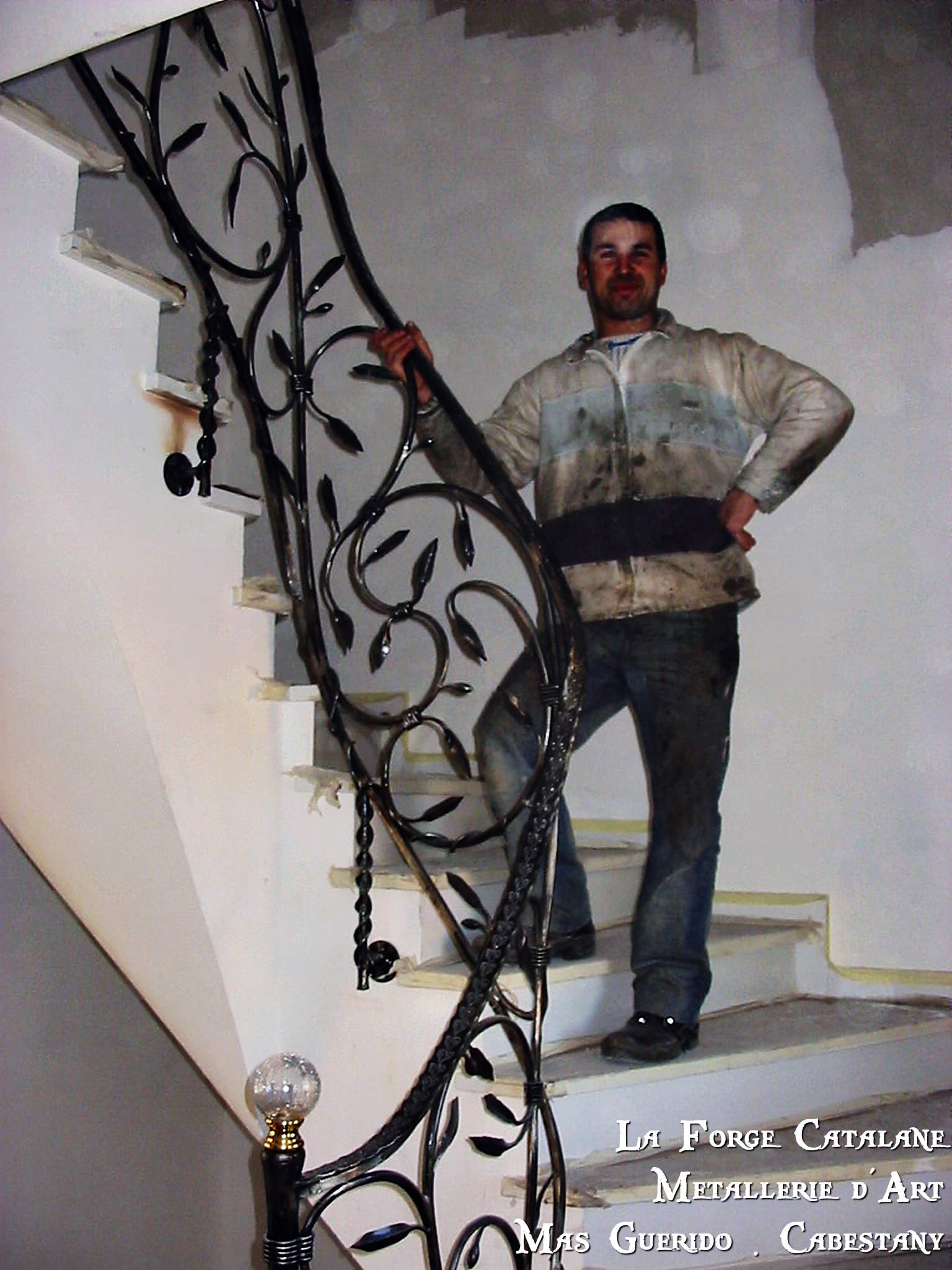 poteau avec boule en verre remplissage vegetal feuilles forge catalane 2.jpg